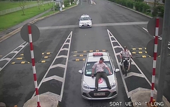 Taxi đâm trực diện, hất nhân viên an ninh sân bay lên nắp capo