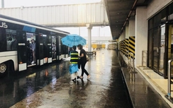 Hàng không trắng đêm phục vụ khách trong bão số 9