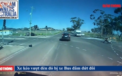 Xe kéo vượt đèn đỏ bị xe Bus đâm đứt đôi