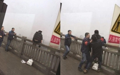 Dừng xe buýt giữa cầu để cứu người phụ nữ định tự tử