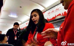 Khách Trung Quốc phá cửa thoát hiểm "cho thoáng" vì sợ say máy bay