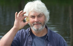 "Thợ săn kho báu" tìm thấy cục vàng giá 16 tỷ dưới biển