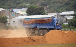 Xe chở đất nhả bụi vào nhà, dân ngủ trưa cũng... đeo khẩu trang