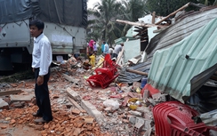 Ô tô mất lái, đâm sập nhà dân khiến 3 người bị thương