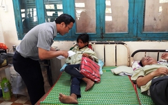 Ông Khuất Việt Hùng đến thăm các nạn nhân vụ TNGT ở Gia Lai