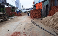 Doanh nghiệp chiếm lòng đường làm bãi chứa vật liệu, dân lo mất ATGT