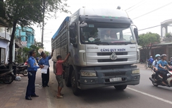 Gặp tổ cân lưu động, tài xế xe quá tải đạp ga bỏ chạy