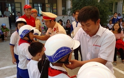 CSGT vào trường tuyên truyền luật giao thông cho học sinh miền núi