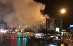 Xe tải bốc cháy ngùn ngụt trên QL1 qua Bình Định