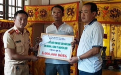 CSGT Bình Định chia sẻ nỗi đau với gia đình nạn nhân bị TNGT