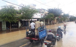 Mưa lũ cô lập nhiều nơi ở Bình Định, đường sắt hư hỏng