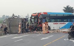 Xe tải lật nghiêng, xe khách biến dạng sau cú va chạm mạnh