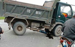 Xe khách tông ôtô tải khiến người phụ nữ đi xe máy tử vong