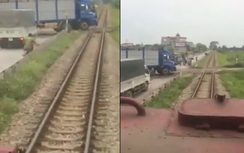 Tàu hỏa phanh gấp tránh xe tải cố vượt đường ray