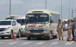 Du khách đội nắng đi bộ hàng cây số xuống phà vào Cát Bà