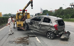 Xế hộp “phơi bụng”, 5 người bị thương sau va chạm xe container