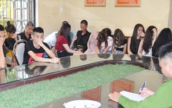 Tổ chức tiệc đầy tháng cho con, tiện thể bố rủ bạn đi "lắc"