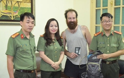 Trao trả tài sản cho du khách người nước ngoài đánh rơi