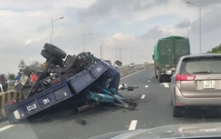 Xe tải cẩu phơi bụng giữa đường, tài xế nguy kịch