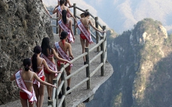 Diễn bikini trên đường núi cheo leo cao 2.000 m
