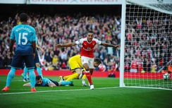 Arsenal thắng kịch tính Swansea, bắt kịp Man City