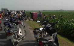 Xe khách lật nghiêng xuống ruộng, nhiều người thoát chết