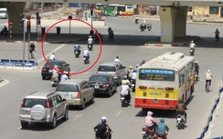 Quá nắng nóng, người vượt đèn đỏ gia tăng