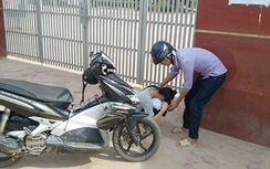 Đến thi muộn vì bố qua đời đột ngột, nữ sinh gục trước cổng