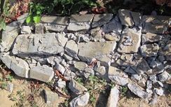 Đập hàng loạt bia mộ lấy sắt vụn bán vì... thiếu tiền tiêu