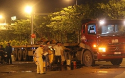 Cuộn thép chục tấn lăn xuống đường, người dân bỏ xe tháo chạy