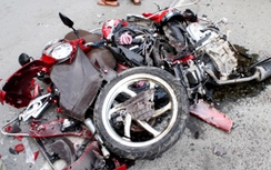 "Chui" gầm container, xe máy nát vụn giữa đường