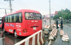 Lật xe khách ở Bình Dương: Nhiều hành khách bị văng ra ngoài