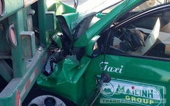 Taxi Mai Linh đâm đuôi container, tài xế bất tỉnh