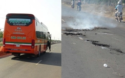 Chạy xe máy song song xe khách, 2 thanh niên bị cán chết