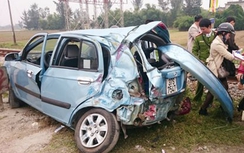 Tàu hỏa đâm nát đuôi ô tô, 1 phụ nữ trọng thương