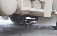 Băng qua ngã tư, người đàn ông bị xe "hổ vồ" cán chết