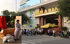 Chủ khách sạn mang quan tài đặt trước Ngân hàng