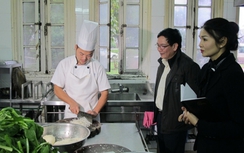 Cảnh vệ túc trực 24/24 bên bếp ăn phục vụ Đại hội Đảng 12