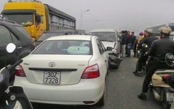 Ba xe đâm liên hoàn trên cầu Vĩnh Tuy, ùn tắc 1 tiếng