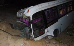 Ô tô cắm đầu xuống hố cát, 26 người thương vong