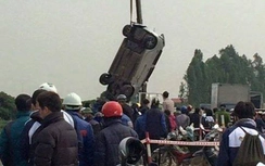 Tài xế tử vong trong chiếc taxi nổi trên sông ở Hưng Yên