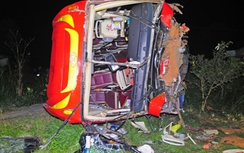 Lật xe khách trong đêm, hơn 30 công nhân bị thương