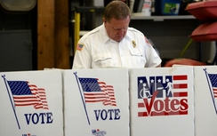 Bầu cử Tổng thống Mỹ: Tỷ phú Trump thắng, bà Clinton yếu thế