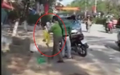 Phẫn nộ cảnh bà đánh cháu, dúi vào thùng xốp