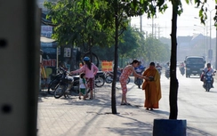 Sư giả học cách đi đứng trên mạng, kiếm bạc triệu ở Bình Dương