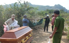 Đi tưới cà phê, phát hiện thi thể trên đồi