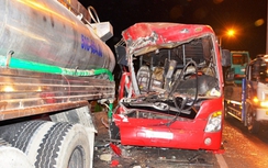 Xe khách đâm thẳng đuôi xe bồn khiến 11 người thương vong