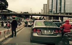 Công an xử phạt "soái ca" tè bậy giữa đường Hà Nội