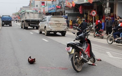 Bà chở cháu đến trường mầm non bị đâm xe tải đâm thương vong