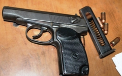 Mang lựu đạn, súng K59 đi đòi nợ ở Sài Gòn?